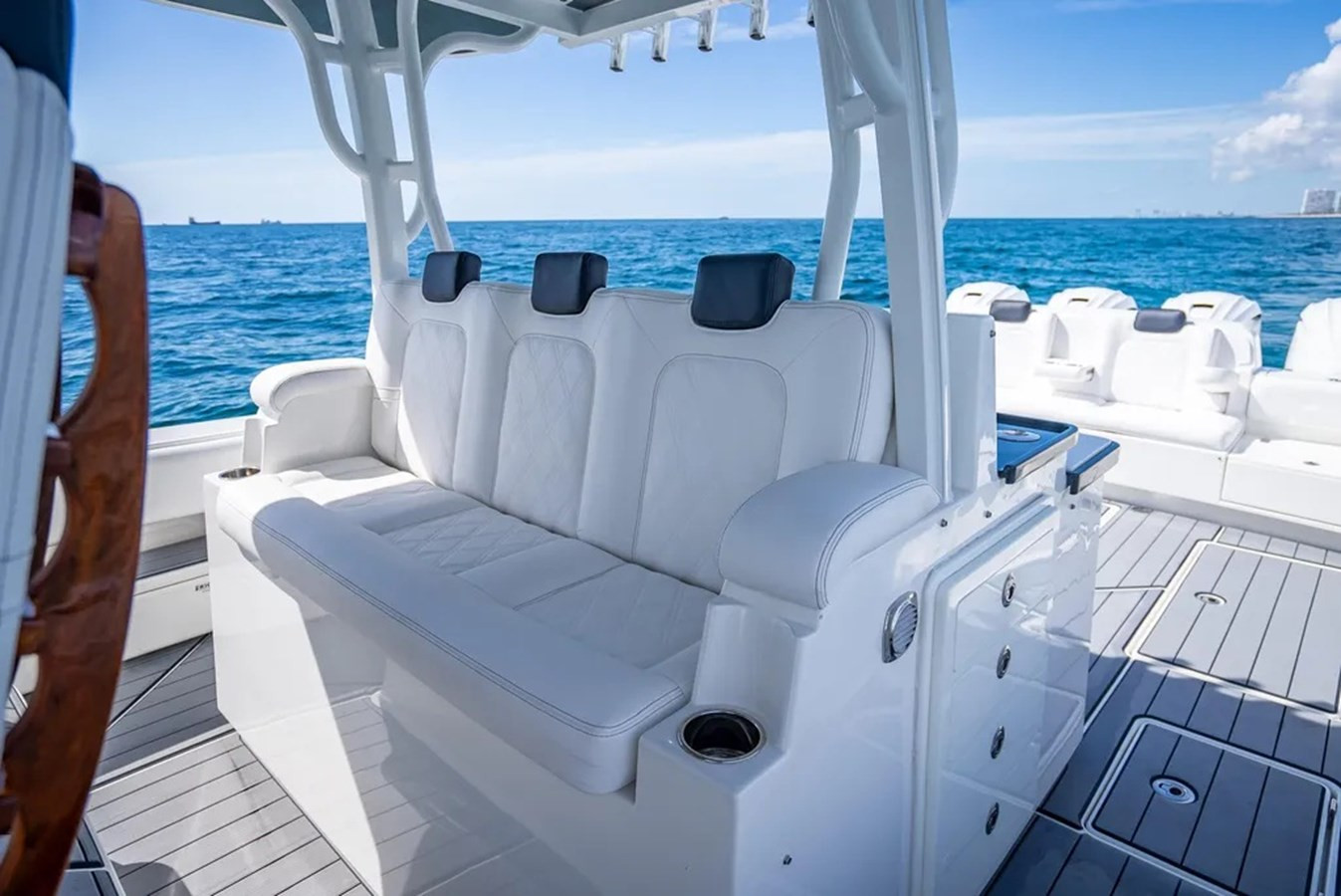 https://arconyachts.ams3.digitaloceanspaces.com/131385/conversions/large_4657542-optimize.jpg