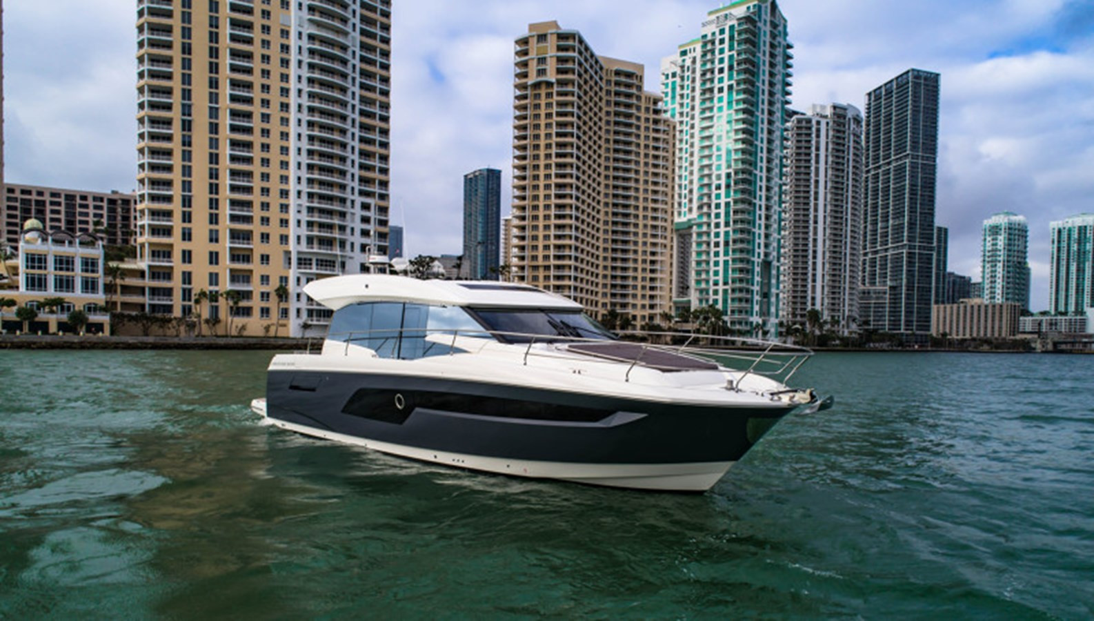 https://arconyachts.ams3.digitaloceanspaces.com/131522/conversions/large_4635531-optimize.jpg