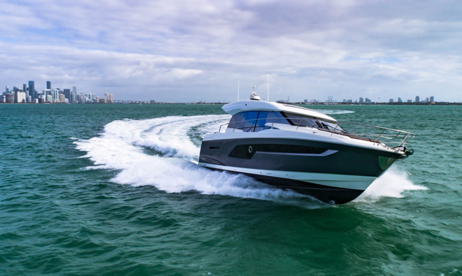 https://arconyachts.ams3.digitaloceanspaces.com/131534/conversions/large_4635532-optimize.jpg