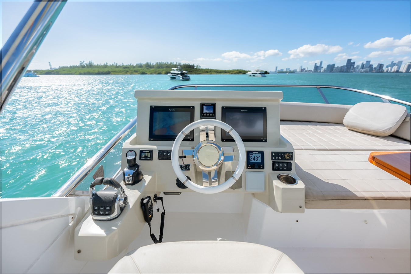 https://arconyachts.ams3.digitaloceanspaces.com/131710/conversions/large_4070511-optimize.jpg