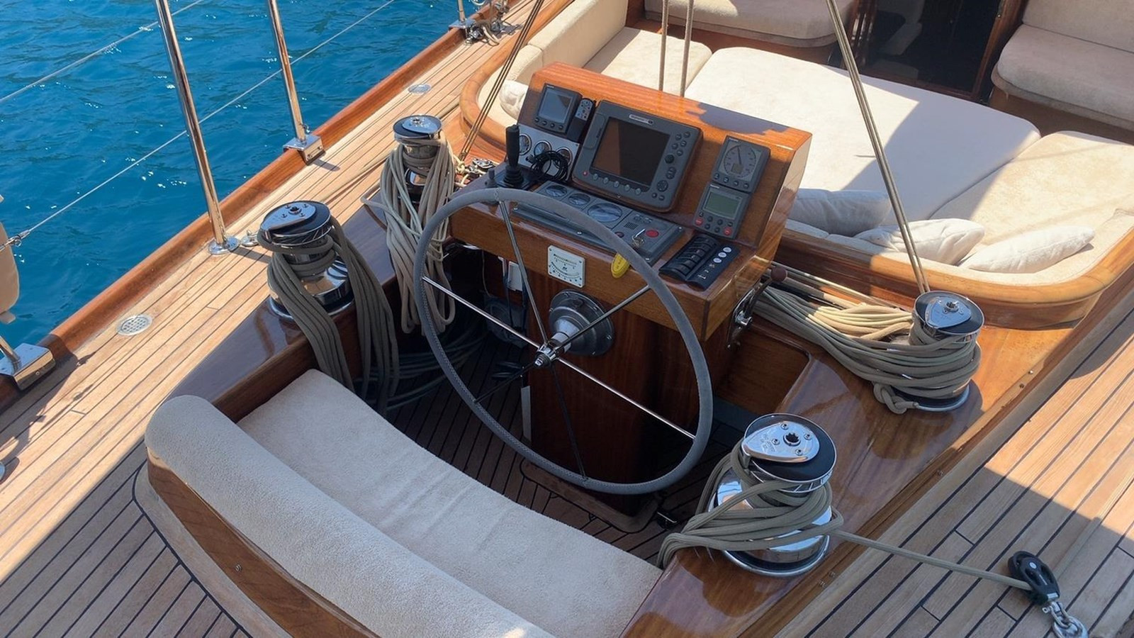 https://arconyachts.ams3.digitaloceanspaces.com/131740/conversions/large_4615518-optimize.jpg