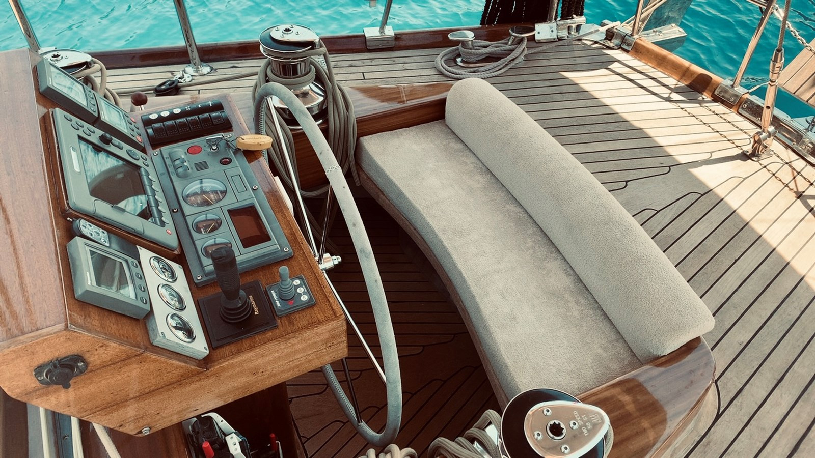 https://arconyachts.ams3.digitaloceanspaces.com/131763/conversions/large_4615527-optimize.jpg