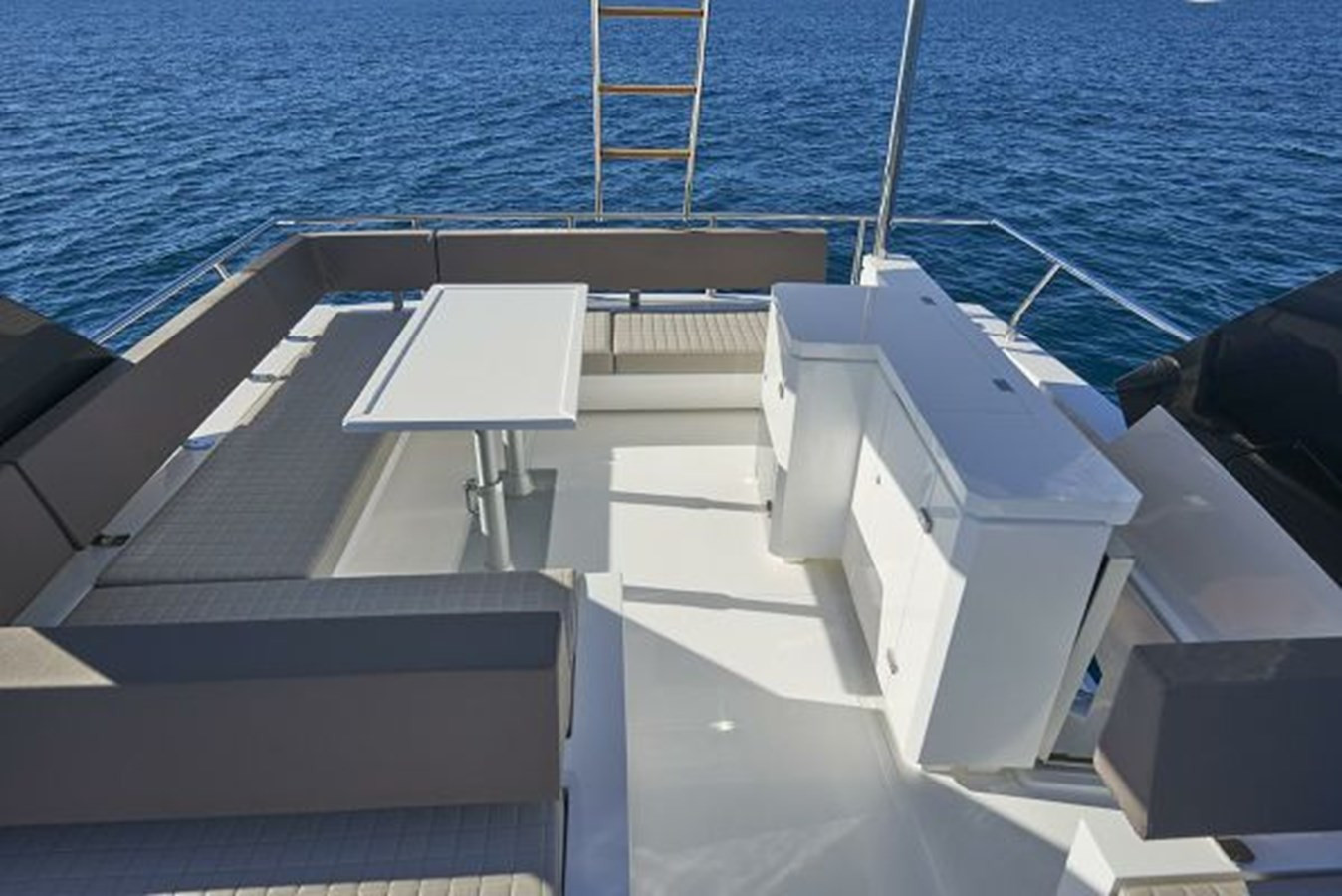 https://arconyachts.ams3.digitaloceanspaces.com/131986/conversions/large_3016160-optimize.jpg
