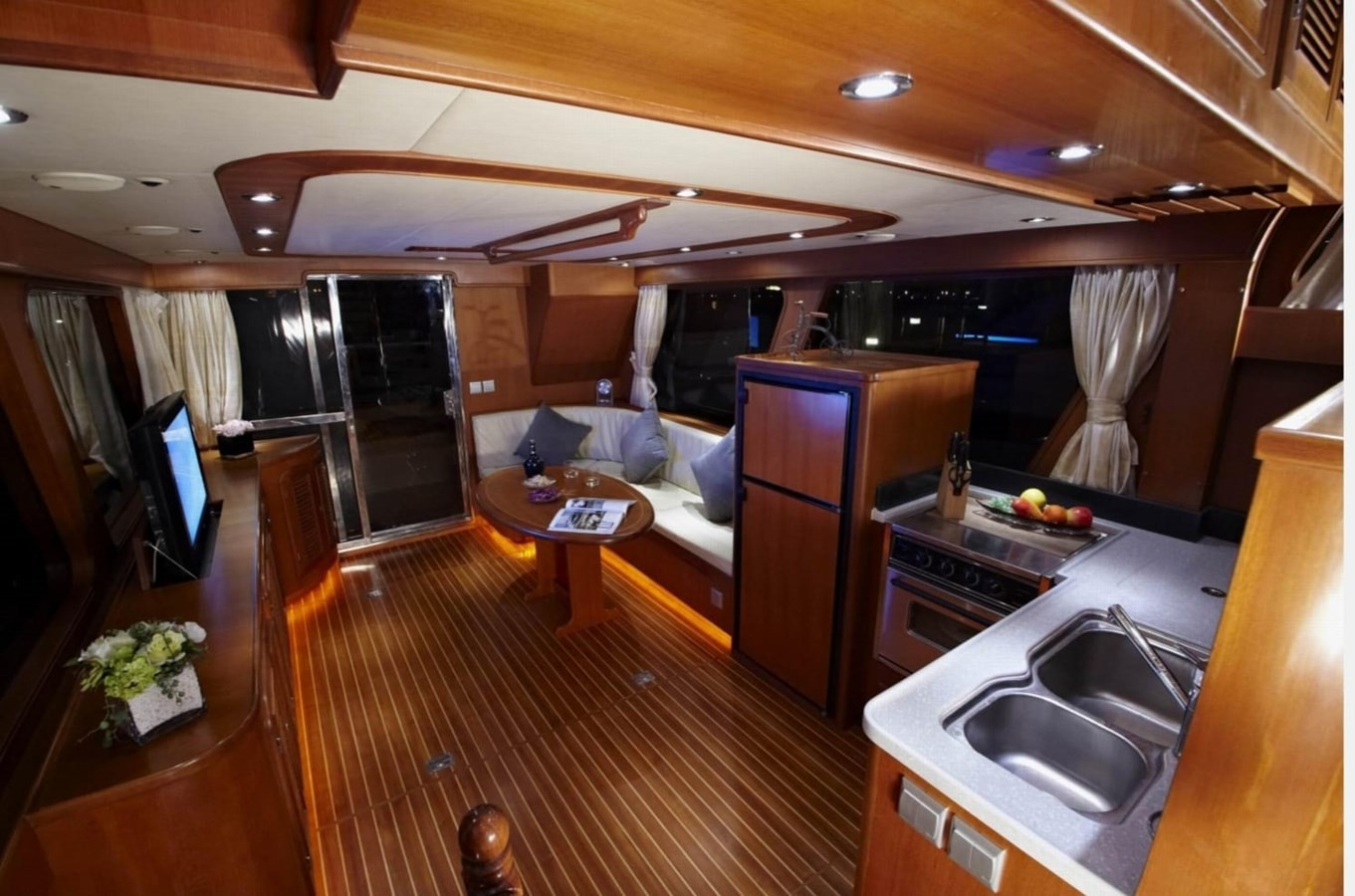 https://arconyachts.ams3.digitaloceanspaces.com/132204/conversions/large_4039841-optimize.jpg