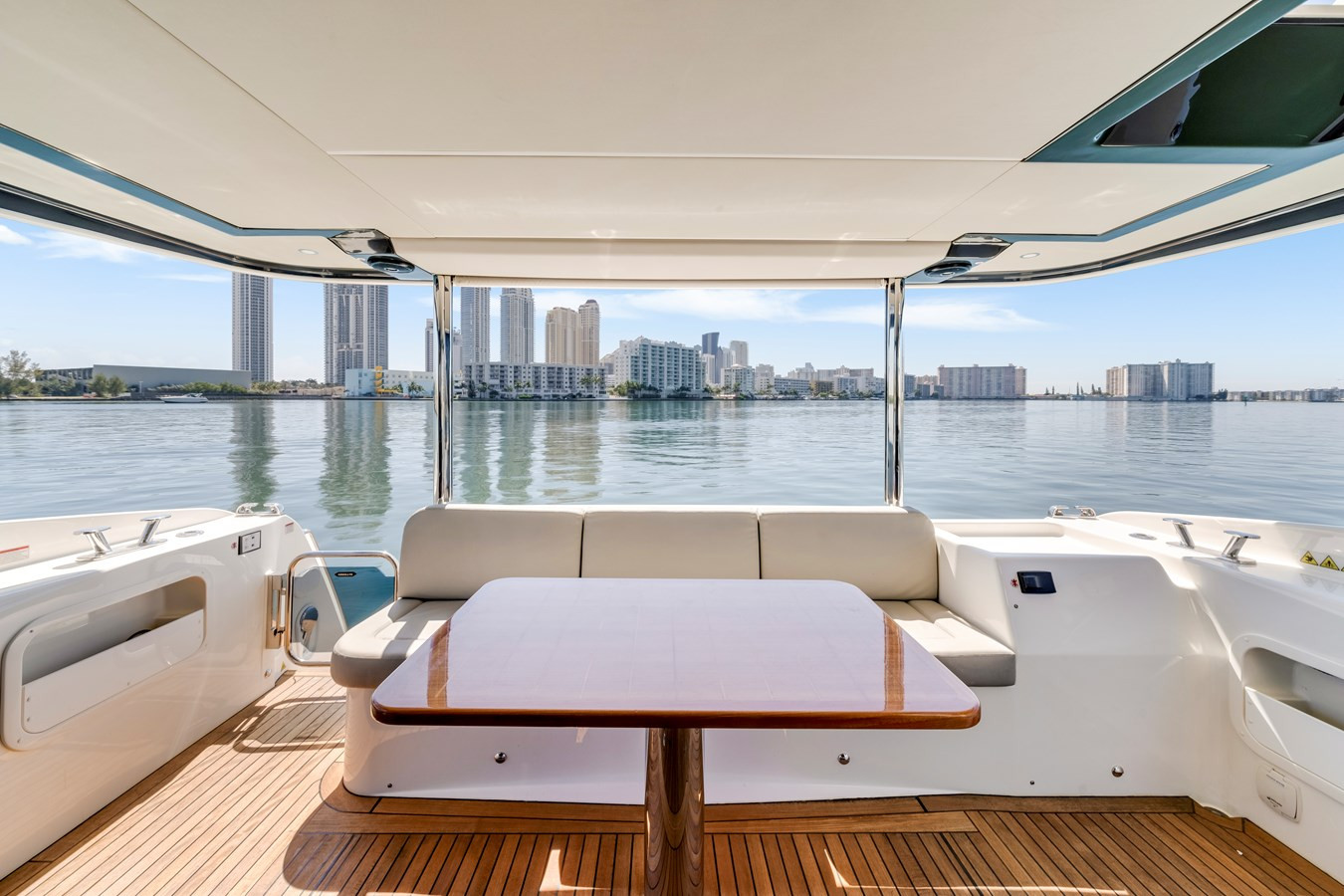 https://arconyachts.ams3.digitaloceanspaces.com/132238/conversions/large_4603662-optimize.jpg