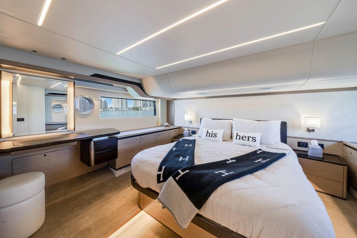 https://arconyachts.ams3.digitaloceanspaces.com/132348/conversions/large_4603695-optimize.jpg