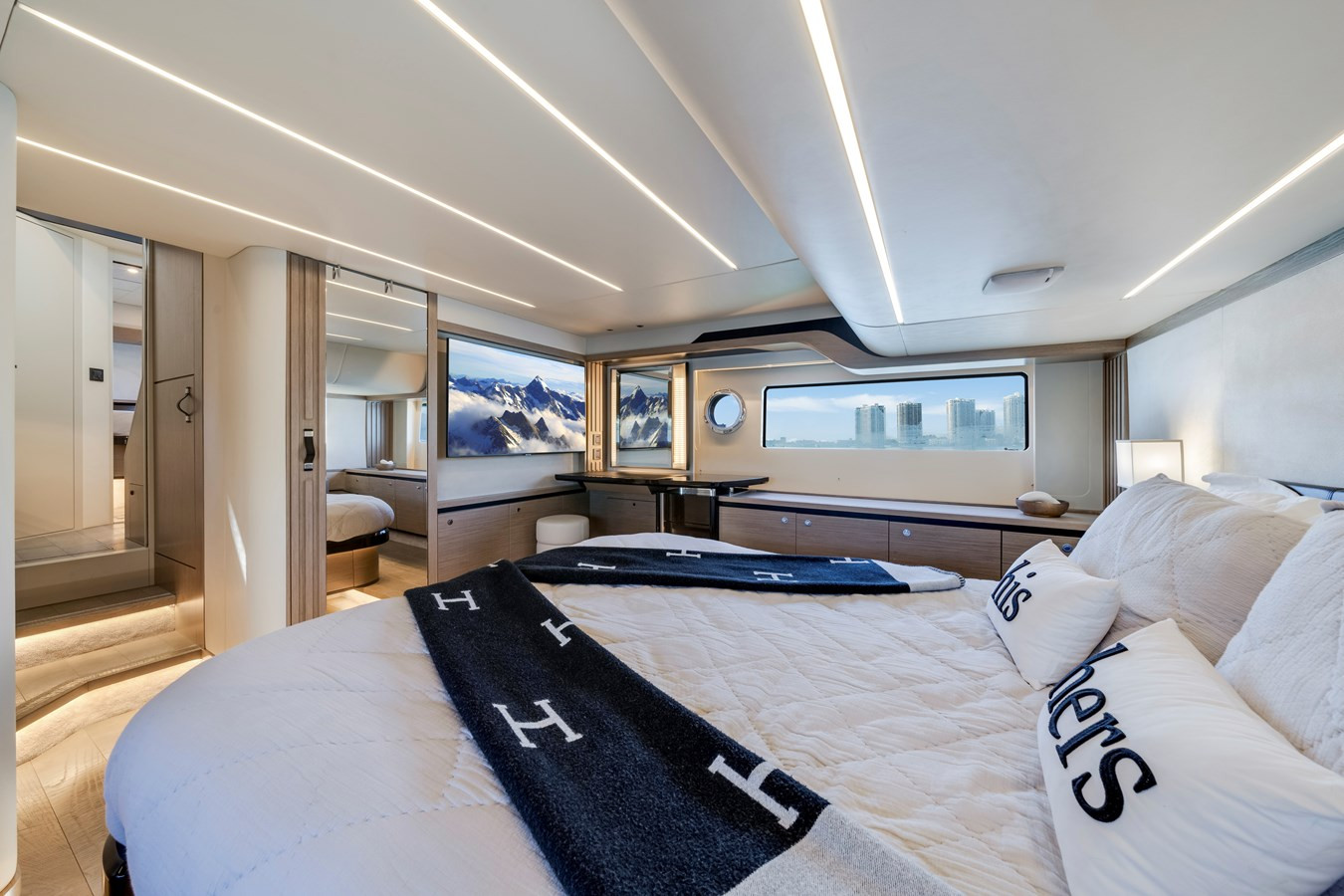https://arconyachts.ams3.digitaloceanspaces.com/132354/conversions/large_4603698-optimize.jpg