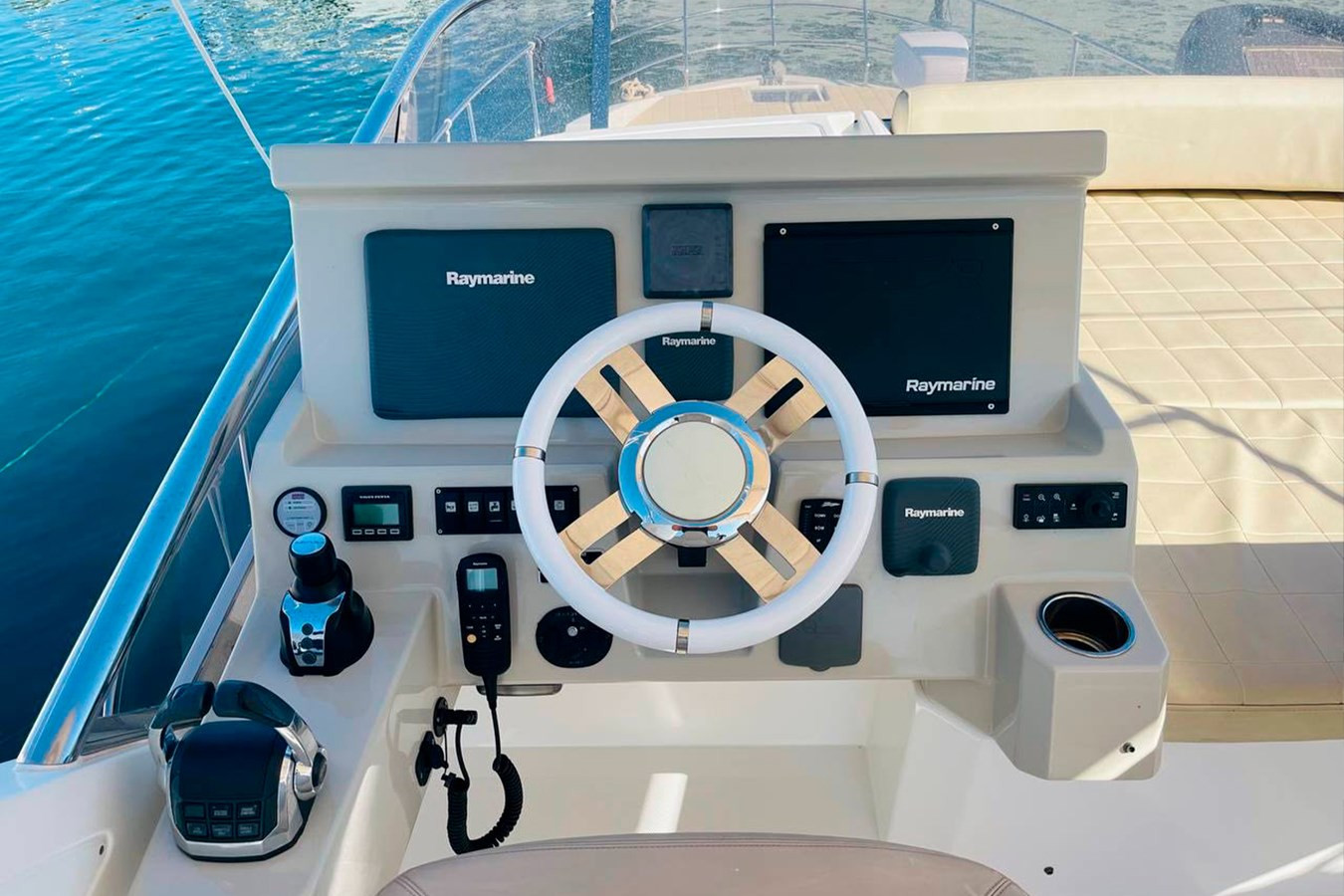 https://arconyachts.ams3.digitaloceanspaces.com/132359/conversions/large_4001542-optimize.jpg