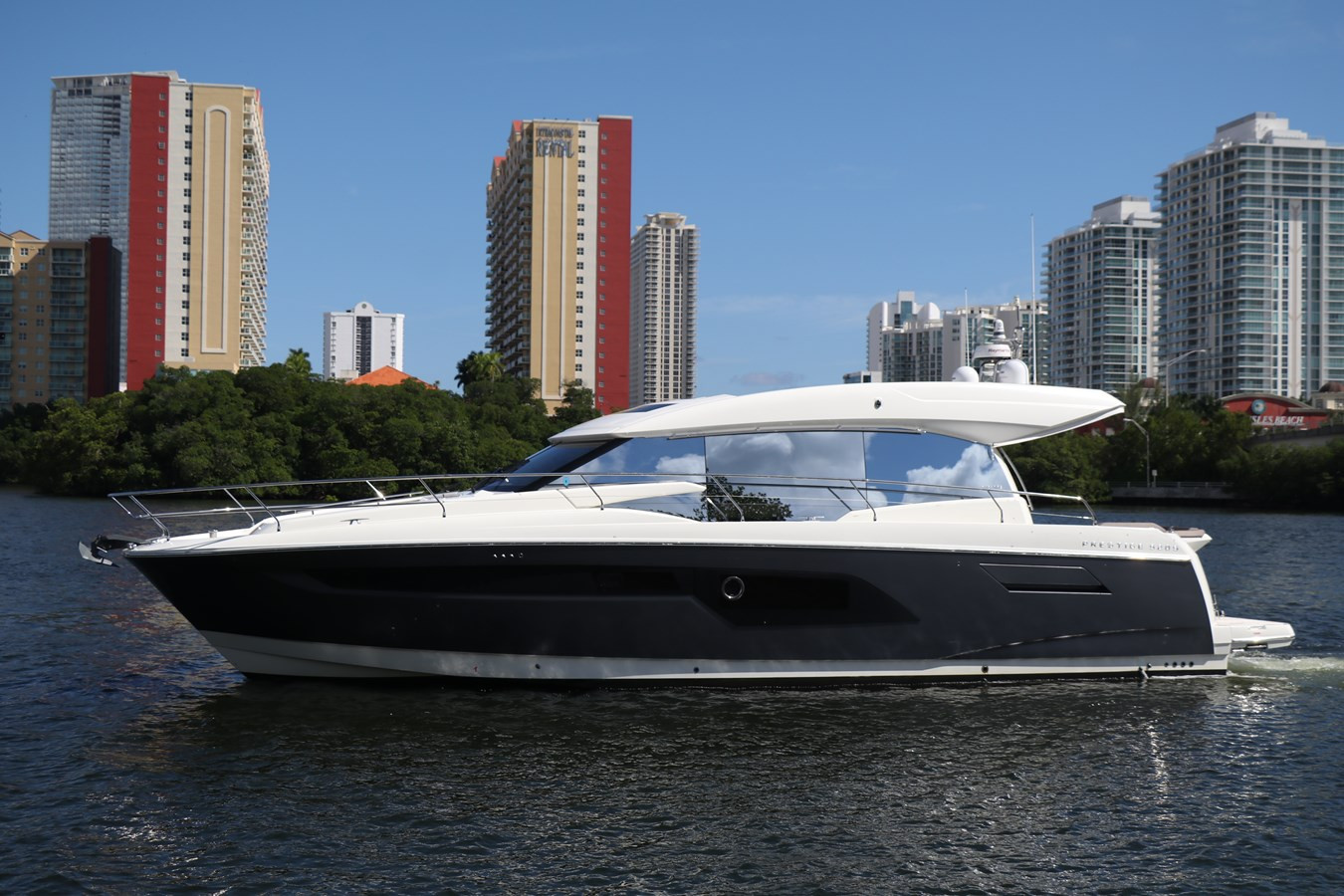 https://arconyachts.ams3.digitaloceanspaces.com/132478/conversions/large_2829905-optimize.jpg