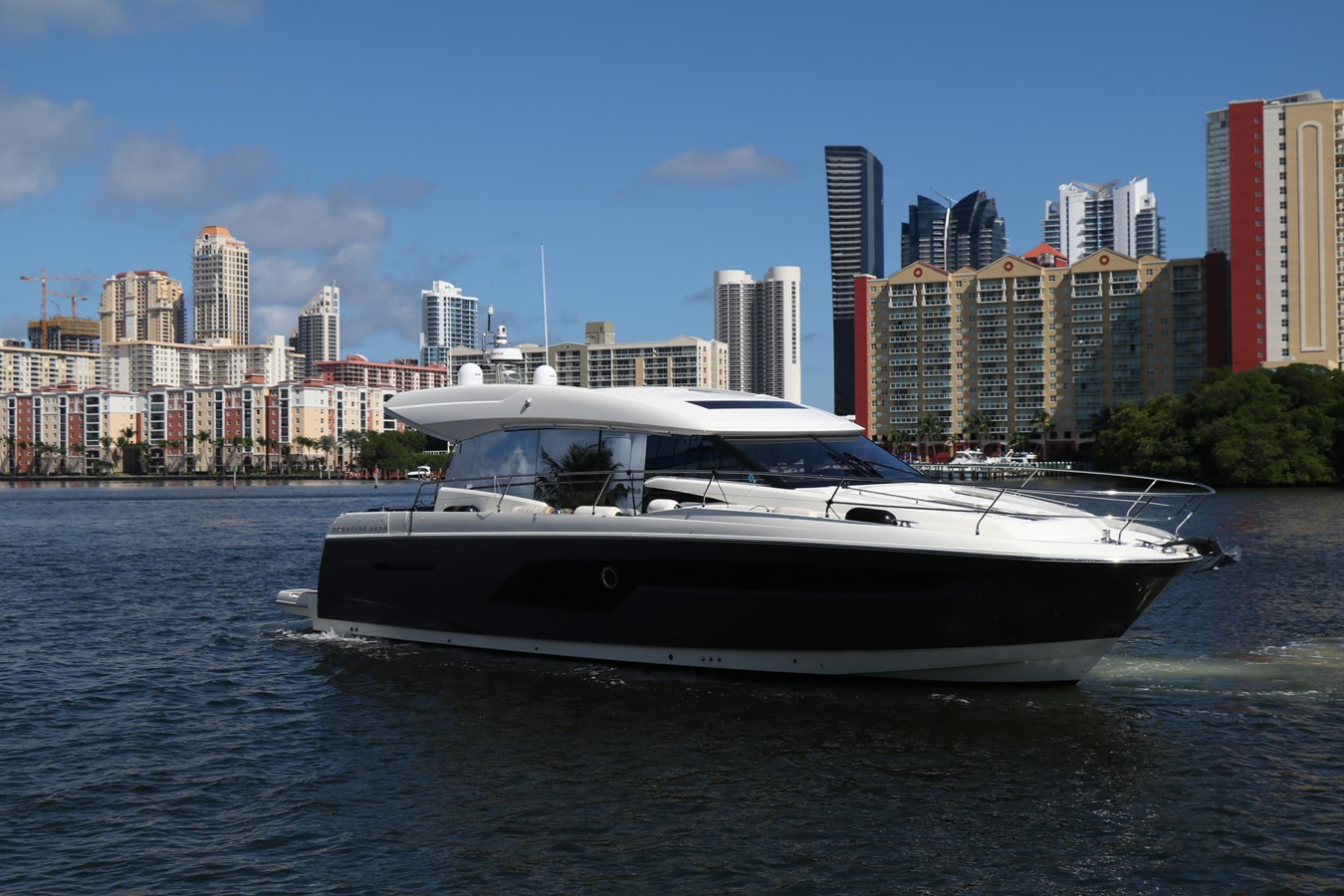 https://arconyachts.ams3.digitaloceanspaces.com/132503/conversions/large_2829913-optimize.jpg