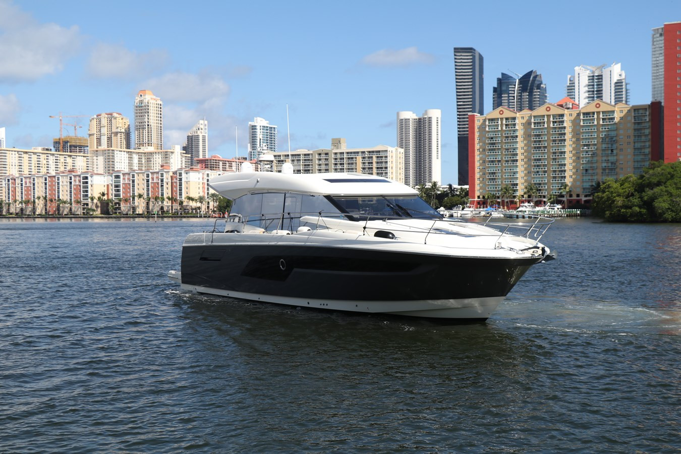 https://arconyachts.ams3.digitaloceanspaces.com/132506/conversions/large_2829914-optimize.jpg