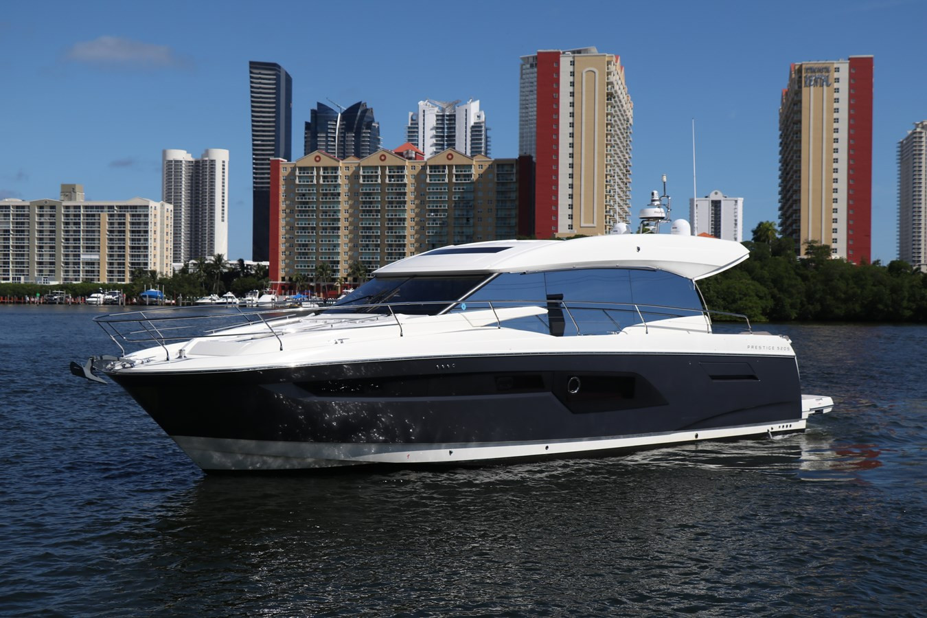 https://arconyachts.ams3.digitaloceanspaces.com/132523/conversions/large_2829920-optimize.jpg