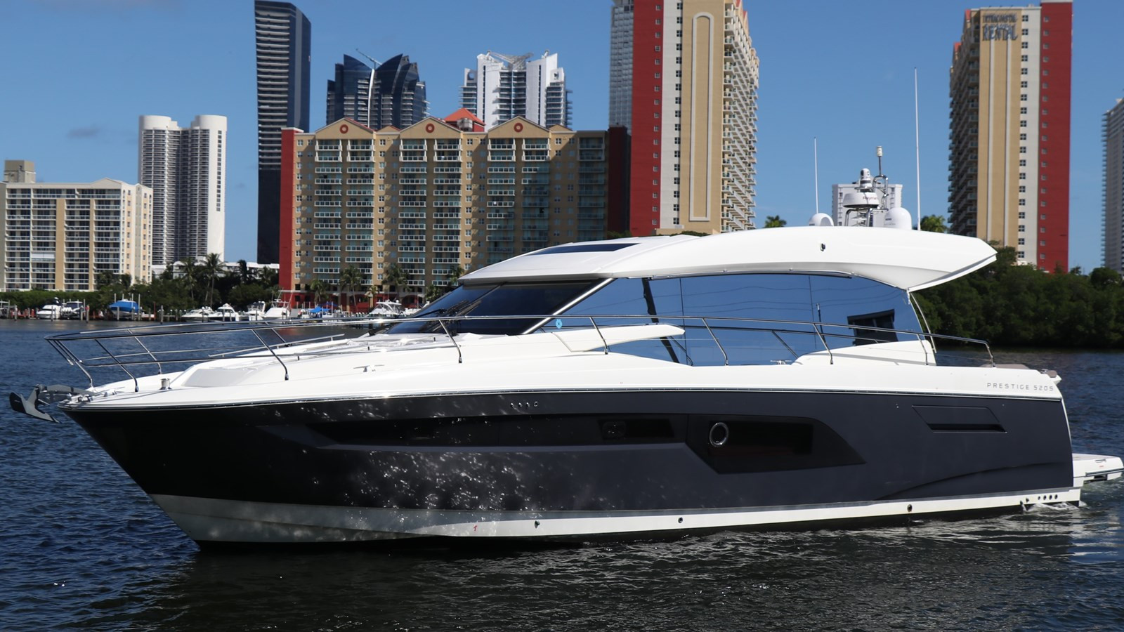 https://arconyachts.ams3.digitaloceanspaces.com/132526/conversions/large_2829921-optimize.jpg