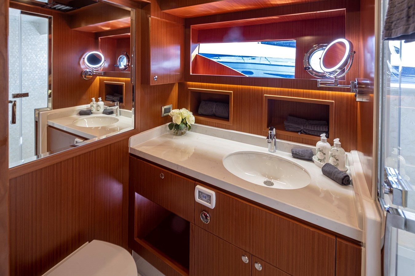 https://arconyachts.ams3.digitaloceanspaces.com/132678/conversions/large_4575777-optimize.jpg
