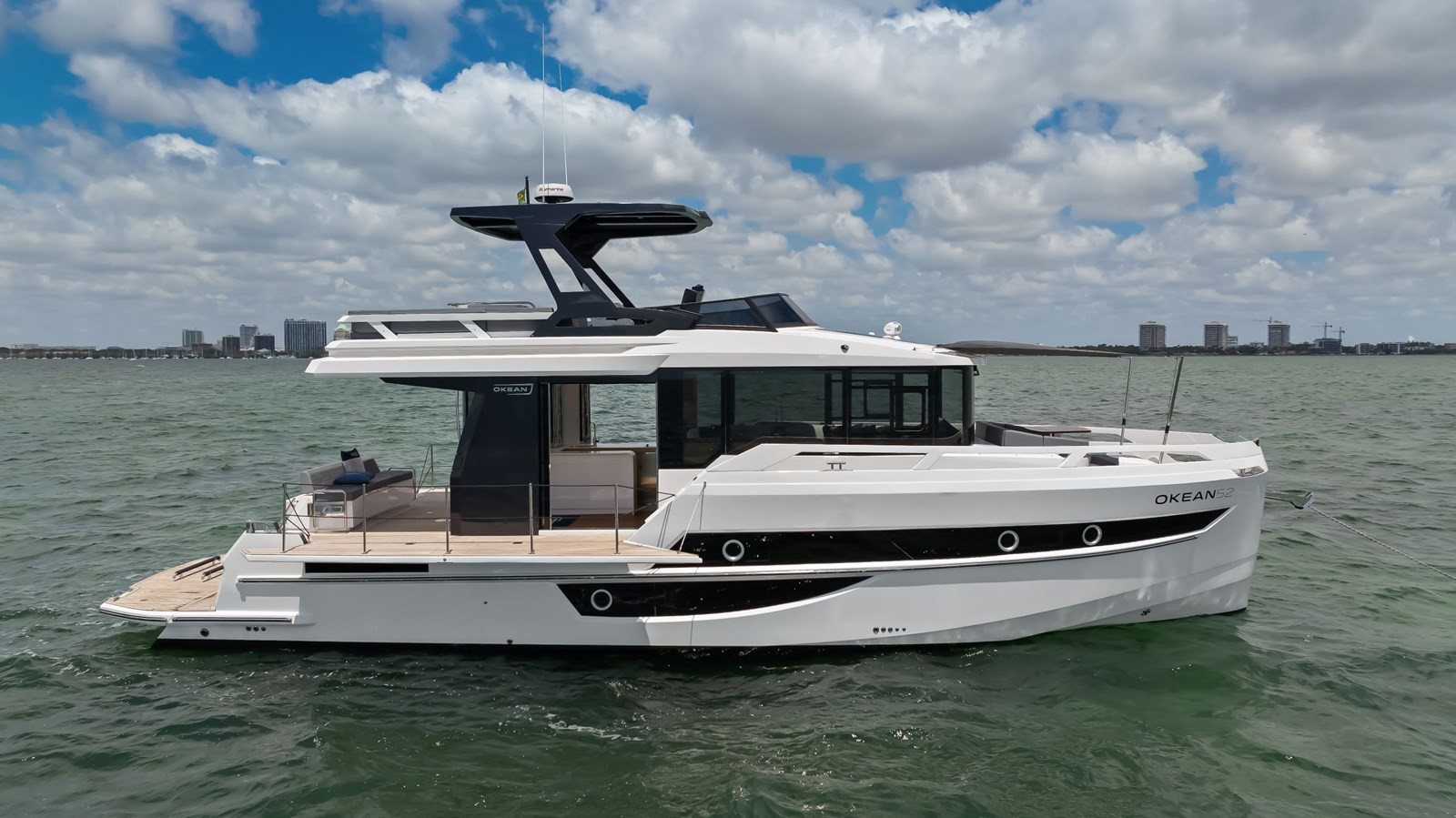 https://arconyachts.ams3.digitaloceanspaces.com/133083/conversions/large_4185853-optimize.jpg