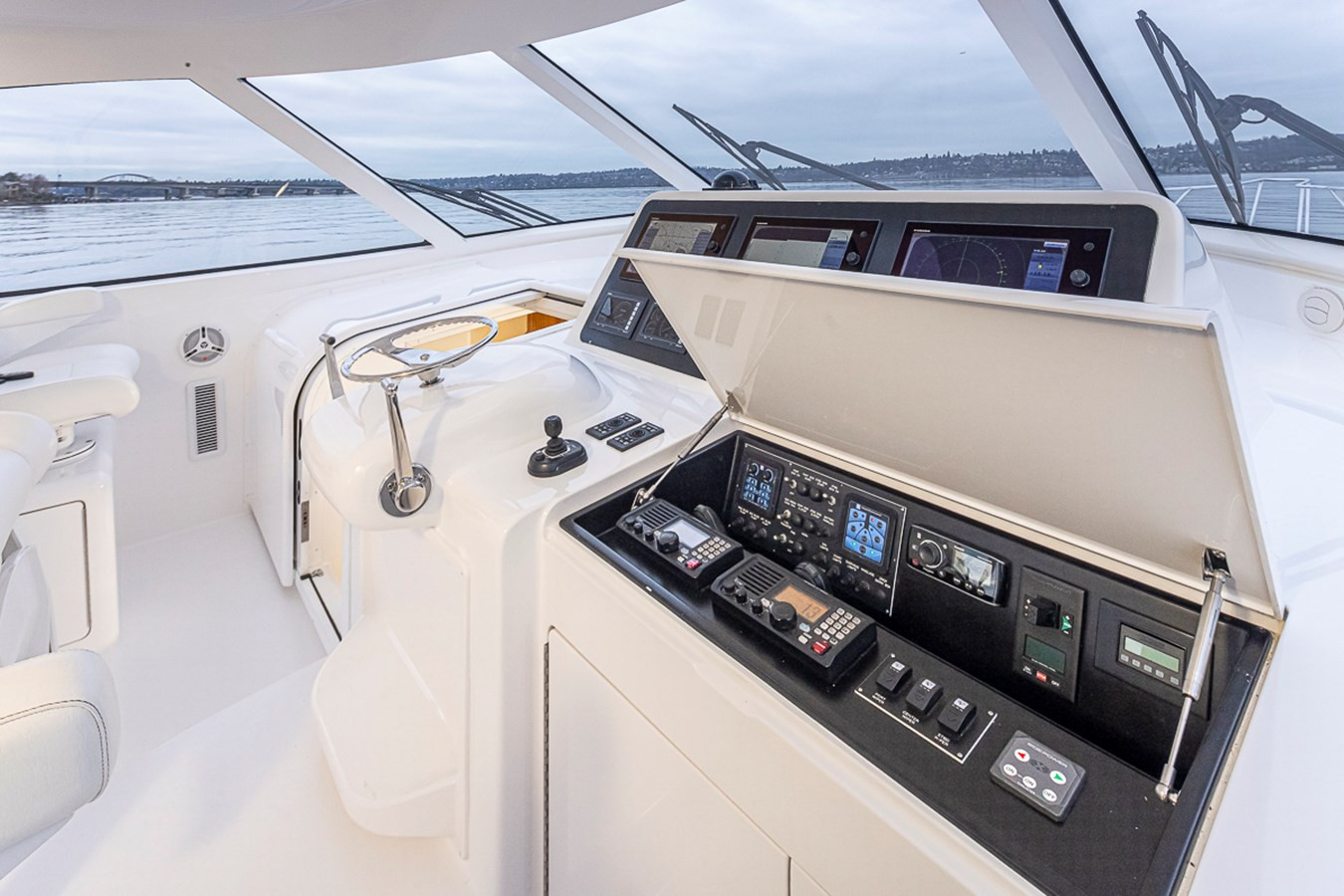 https://arconyachts.ams3.digitaloceanspaces.com/133092/conversions/large_4122866-optimize.jpg
