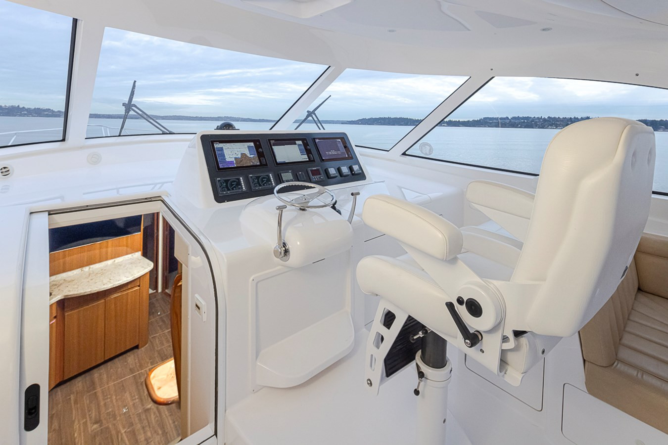 https://arconyachts.ams3.digitaloceanspaces.com/133094/conversions/large_4122867-optimize.jpg