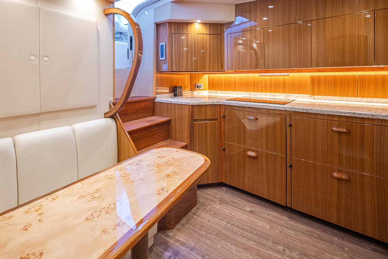 https://arconyachts.ams3.digitaloceanspaces.com/133100/conversions/large_4122869-optimize.jpg