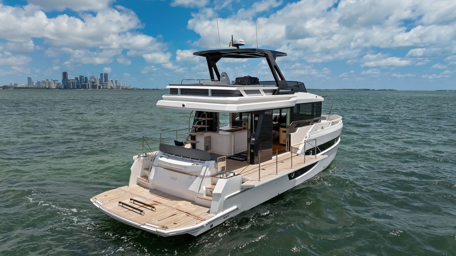 https://arconyachts.ams3.digitaloceanspaces.com/133112/conversions/large_4185870-optimize.jpg