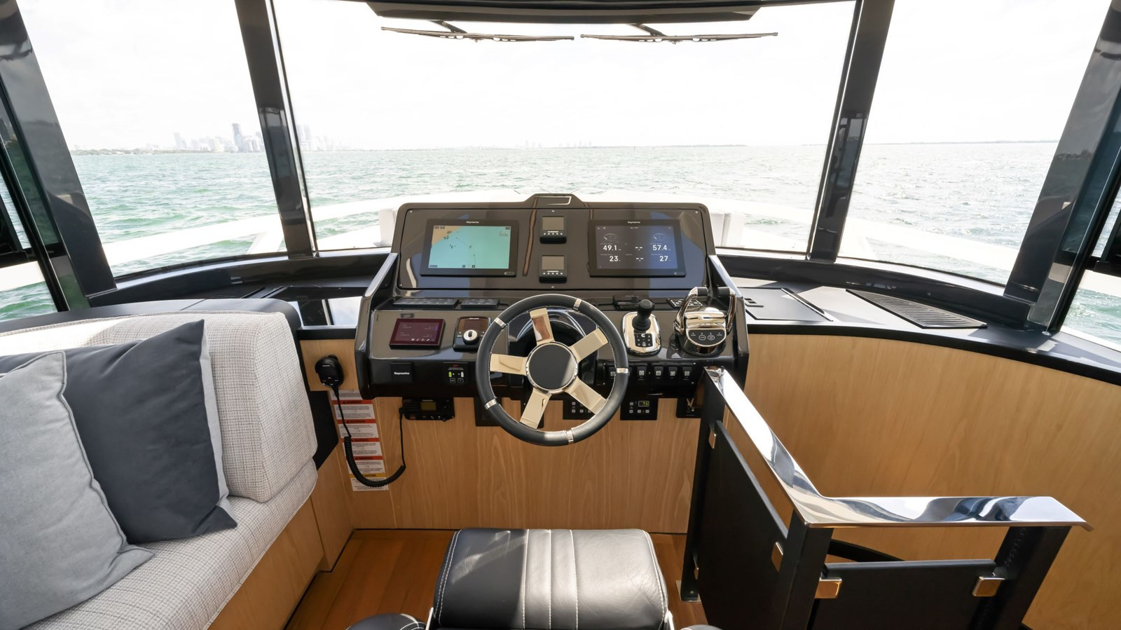 https://arconyachts.ams3.digitaloceanspaces.com/133143/conversions/large_4185882-optimize.jpg