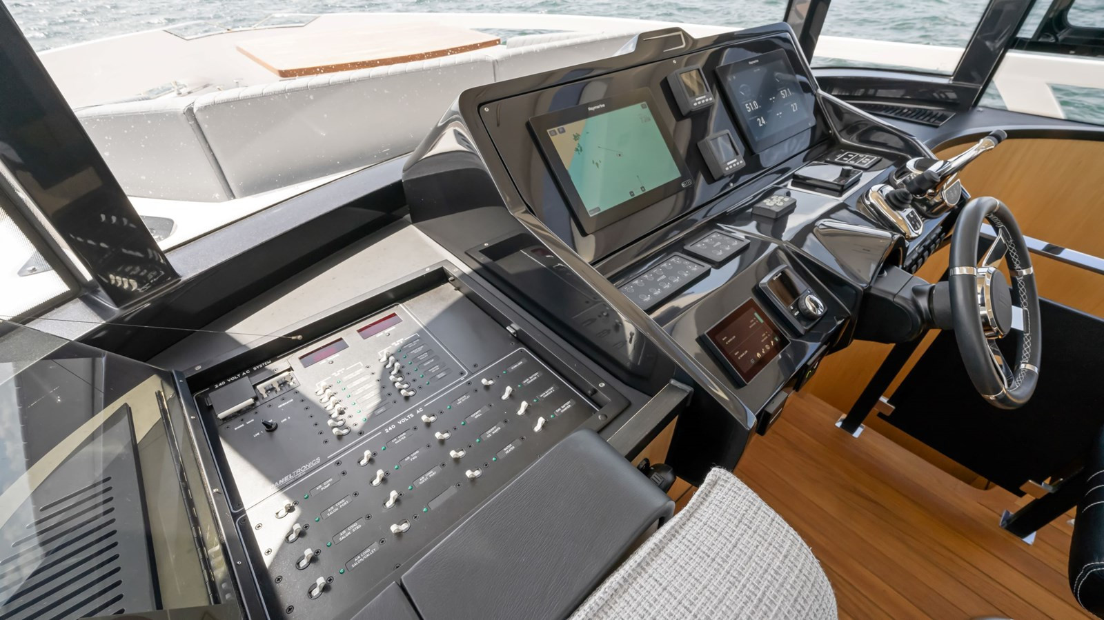 https://arconyachts.ams3.digitaloceanspaces.com/133151/conversions/large_4185885-optimize.jpg