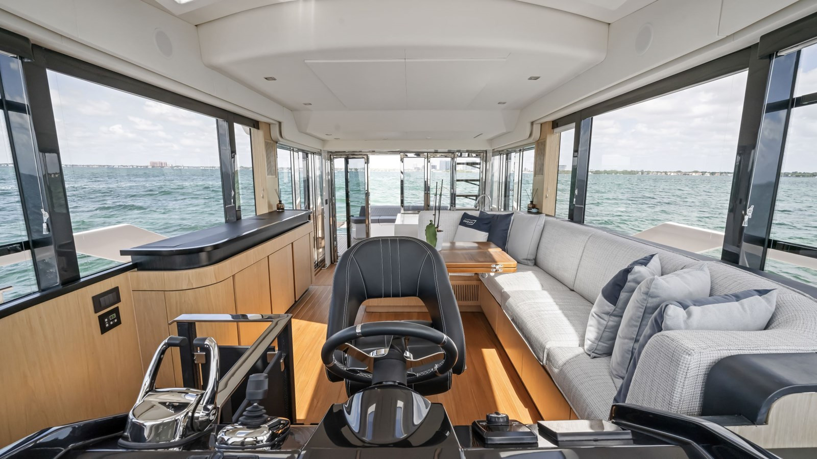 https://arconyachts.ams3.digitaloceanspaces.com/133157/conversions/large_4185887-optimize.jpg
