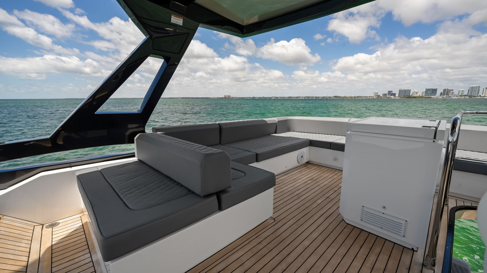 https://arconyachts.ams3.digitaloceanspaces.com/133264/conversions/large_4185927-optimize.jpg