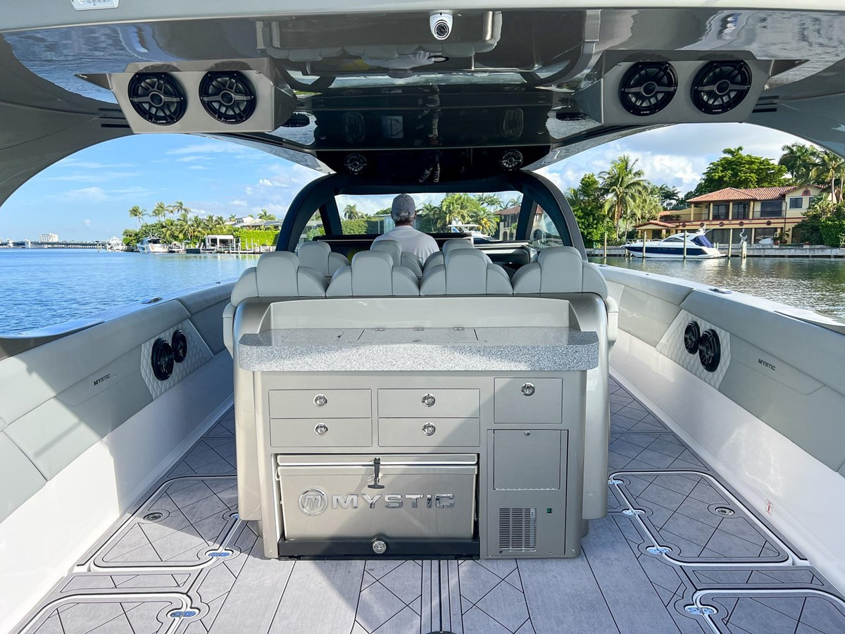 https://arconyachts.ams3.digitaloceanspaces.com/133417/conversions/large_4239715-optimize.jpg