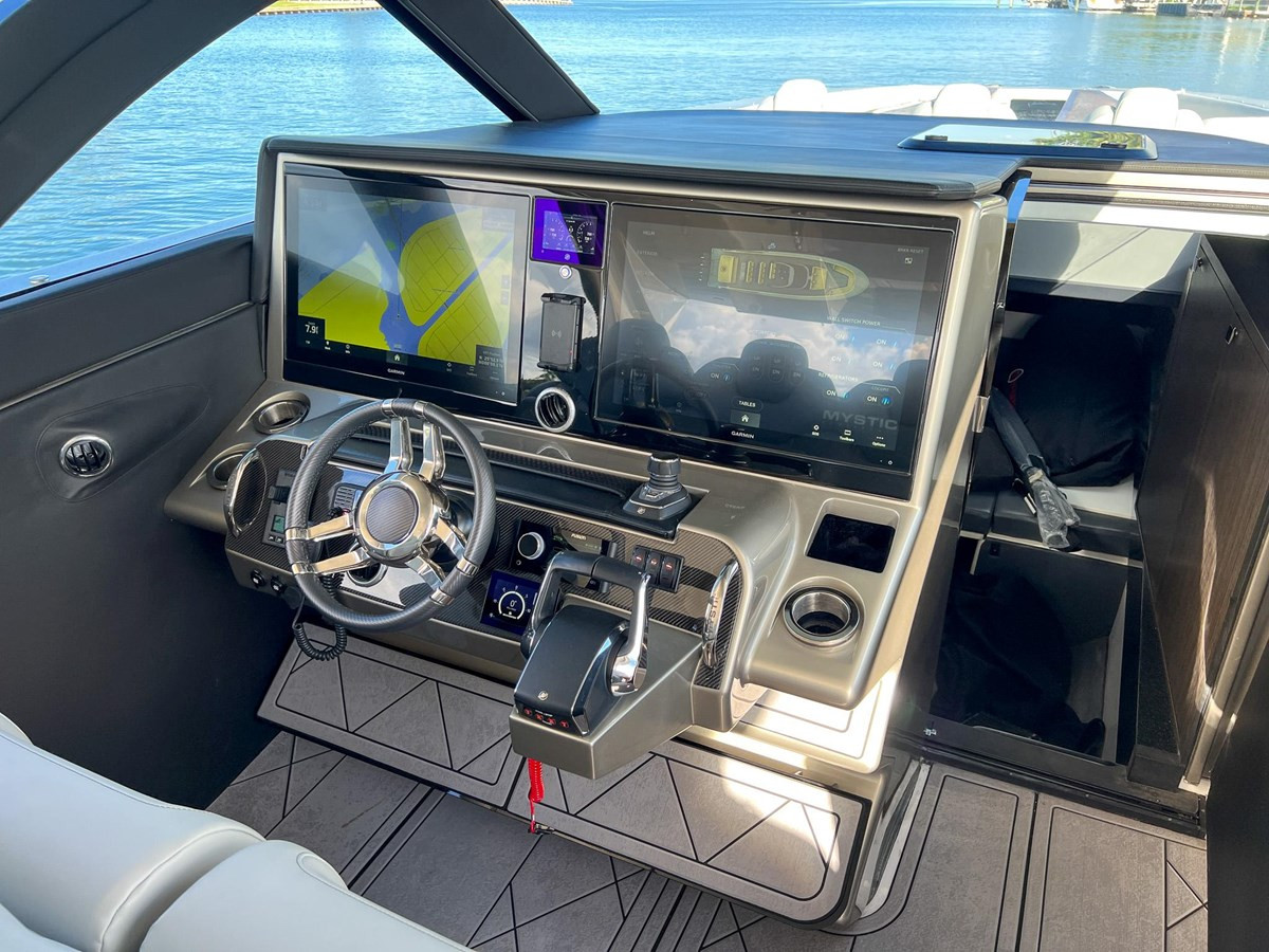 https://arconyachts.ams3.digitaloceanspaces.com/133426/conversions/large_4239718-optimize.jpg