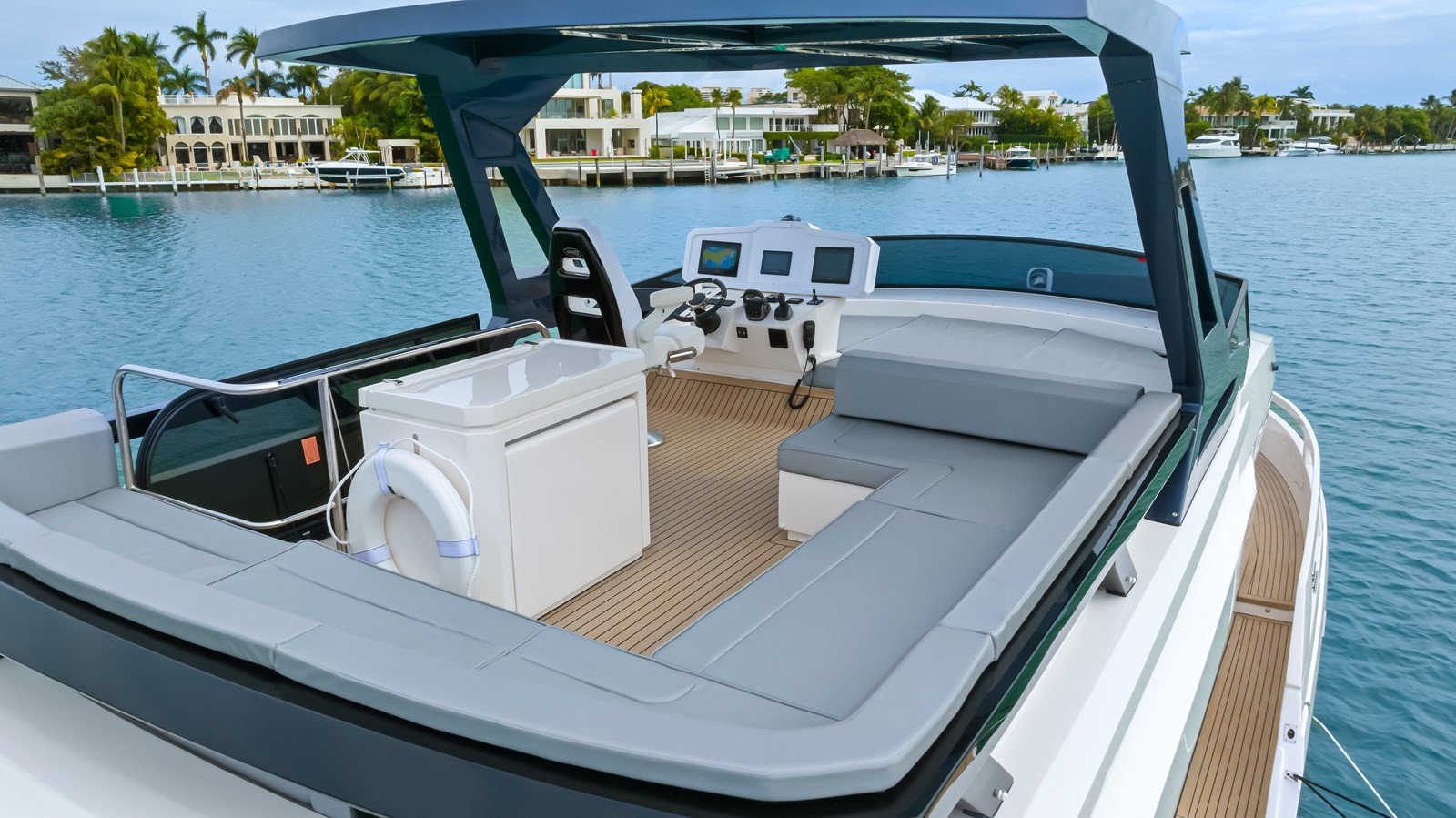 https://arconyachts.ams3.digitaloceanspaces.com/133478/conversions/large_4521044-optimize.jpg