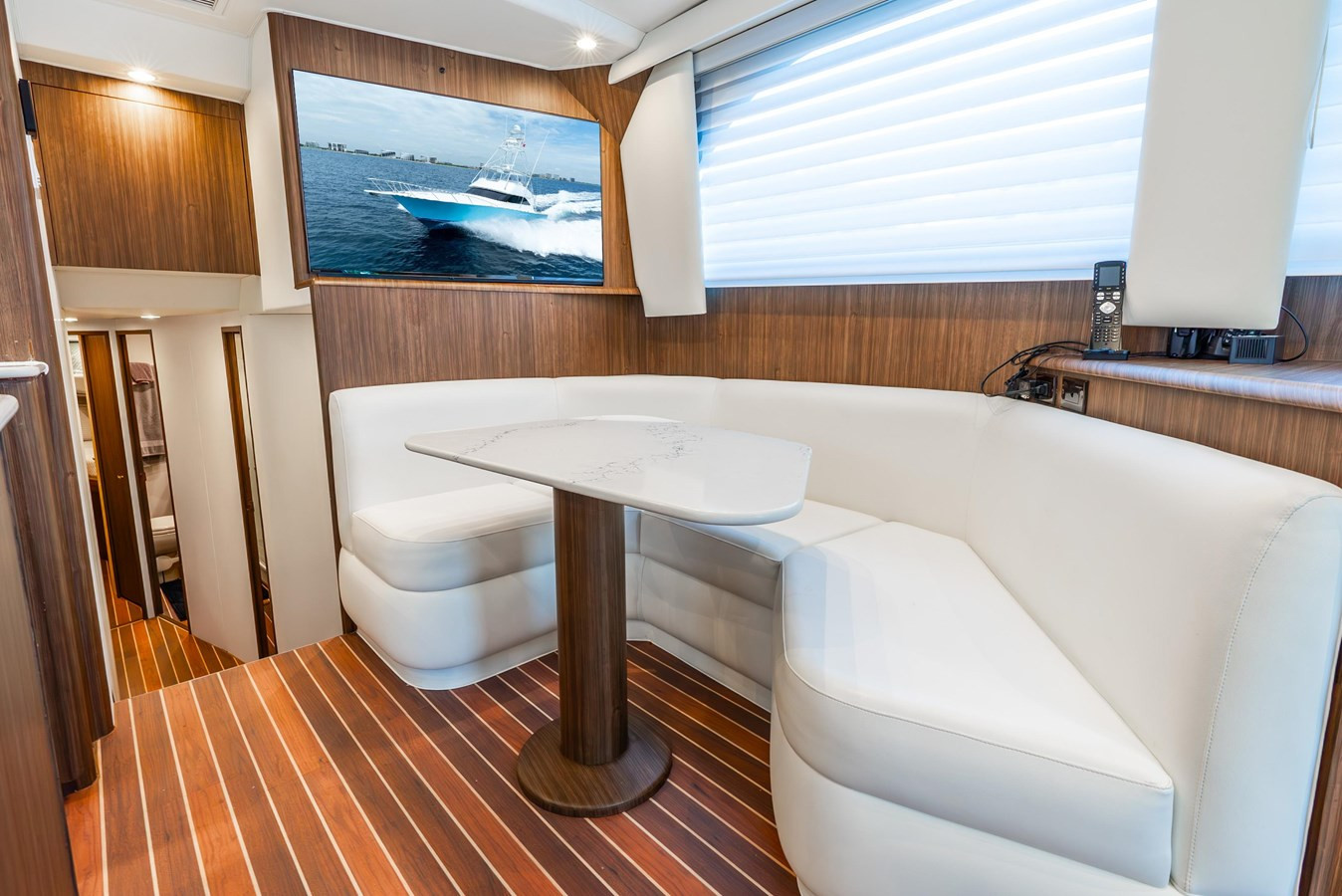 https://arconyachts.ams3.digitaloceanspaces.com/133533/conversions/large_4263945-optimize.jpg