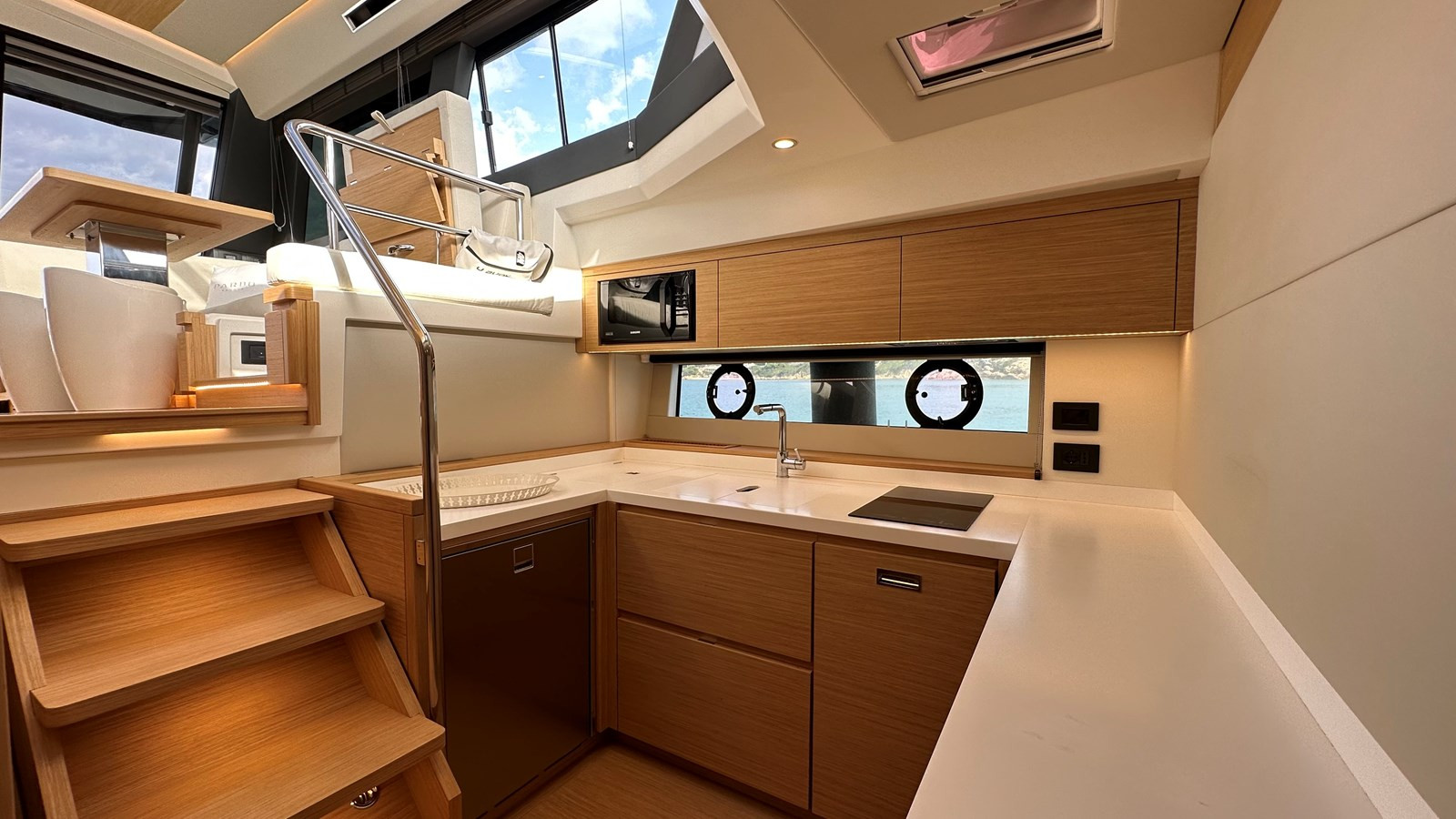 https://arconyachts.ams3.digitaloceanspaces.com/133543/conversions/large_4435728-optimize.jpg