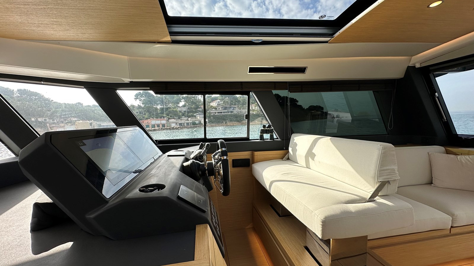 https://arconyachts.ams3.digitaloceanspaces.com/133553/conversions/large_4435749-optimize.jpg