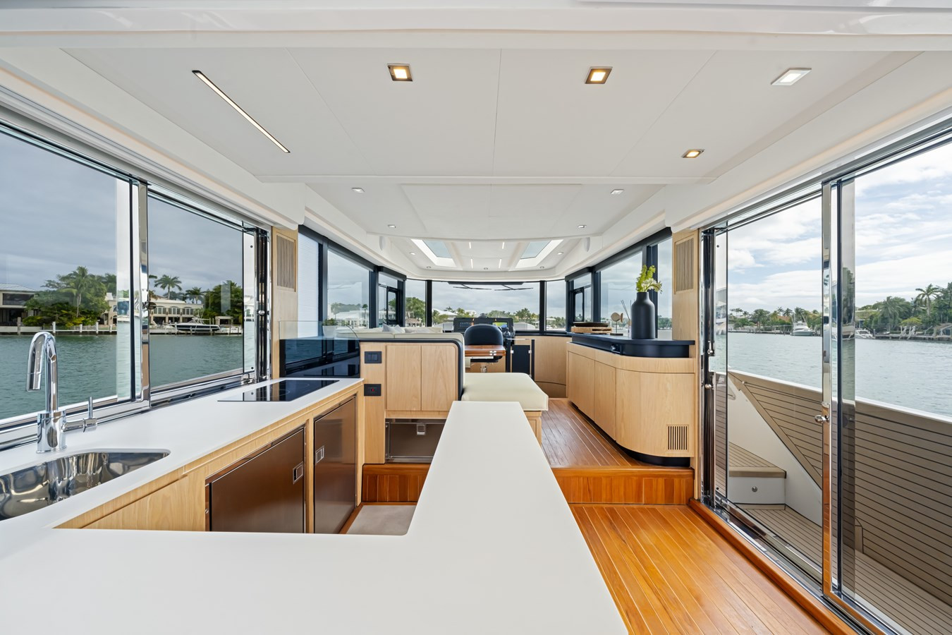 https://arconyachts.ams3.digitaloceanspaces.com/133564/conversions/large_4521075-optimize.jpg