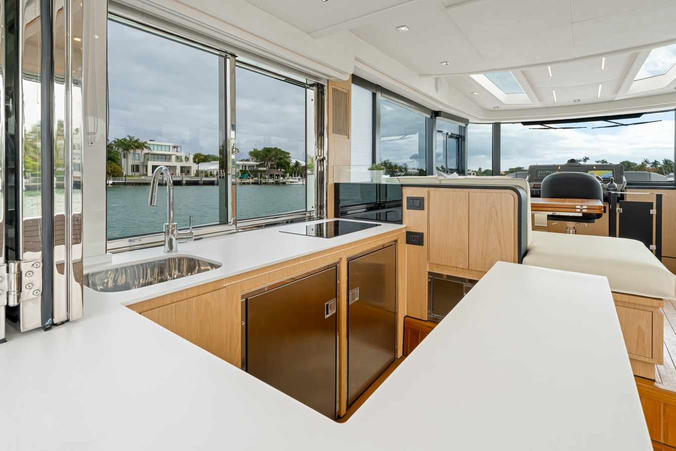 https://arconyachts.ams3.digitaloceanspaces.com/133567/conversions/large_4521076-optimize.jpg