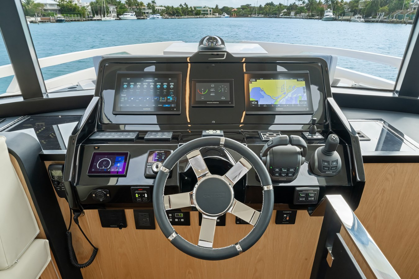 https://arconyachts.ams3.digitaloceanspaces.com/133583/conversions/large_4521082-optimize.jpg