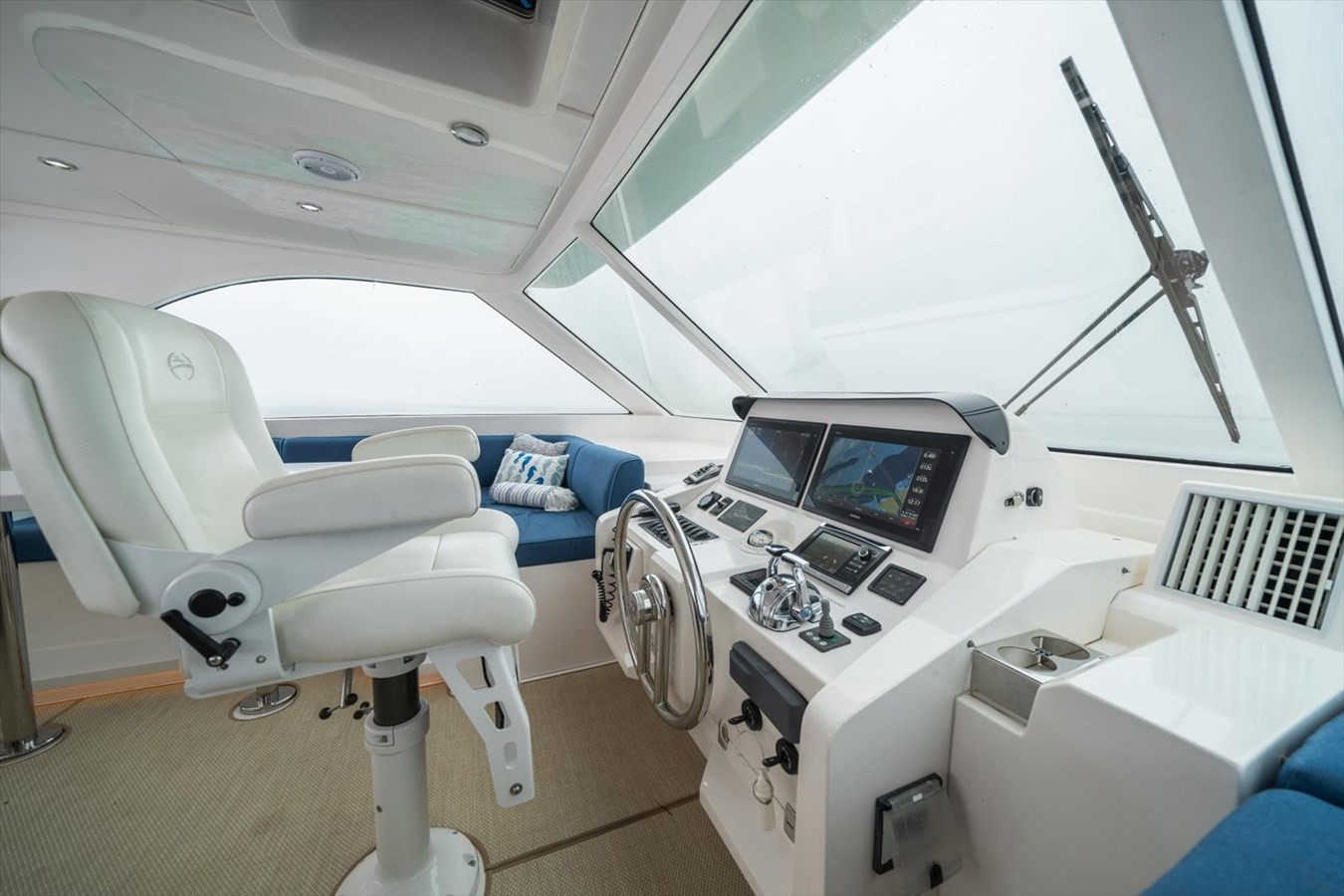 https://arconyachts.ams3.digitaloceanspaces.com/133911/conversions/large_4621783-optimize.jpg