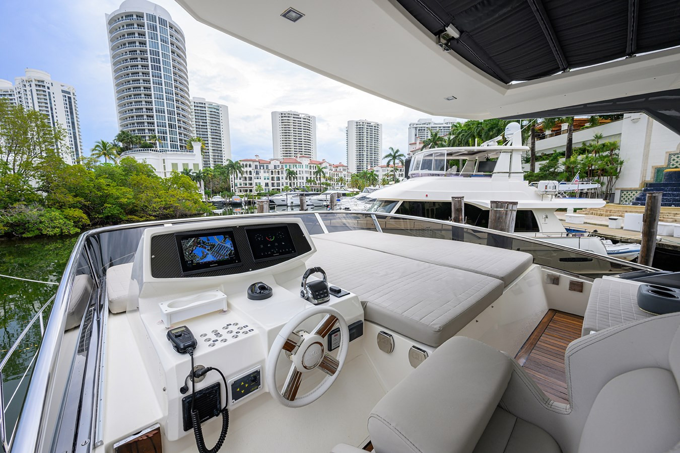 https://arconyachts.ams3.digitaloceanspaces.com/133950/conversions/large_4654902-optimize.jpg