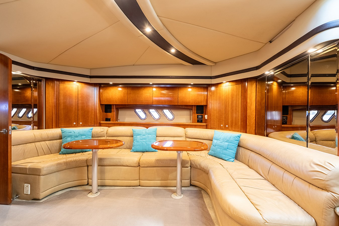 https://arconyachts.ams3.digitaloceanspaces.com/134143/conversions/large_4833254-optimize.jpg