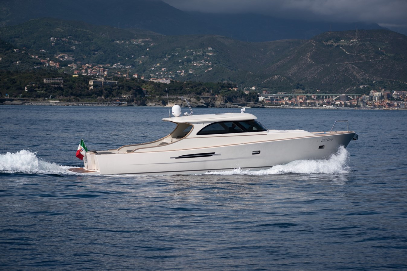 https://arconyachts.ams3.digitaloceanspaces.com/134559/conversions/large_4623414-optimize.jpg