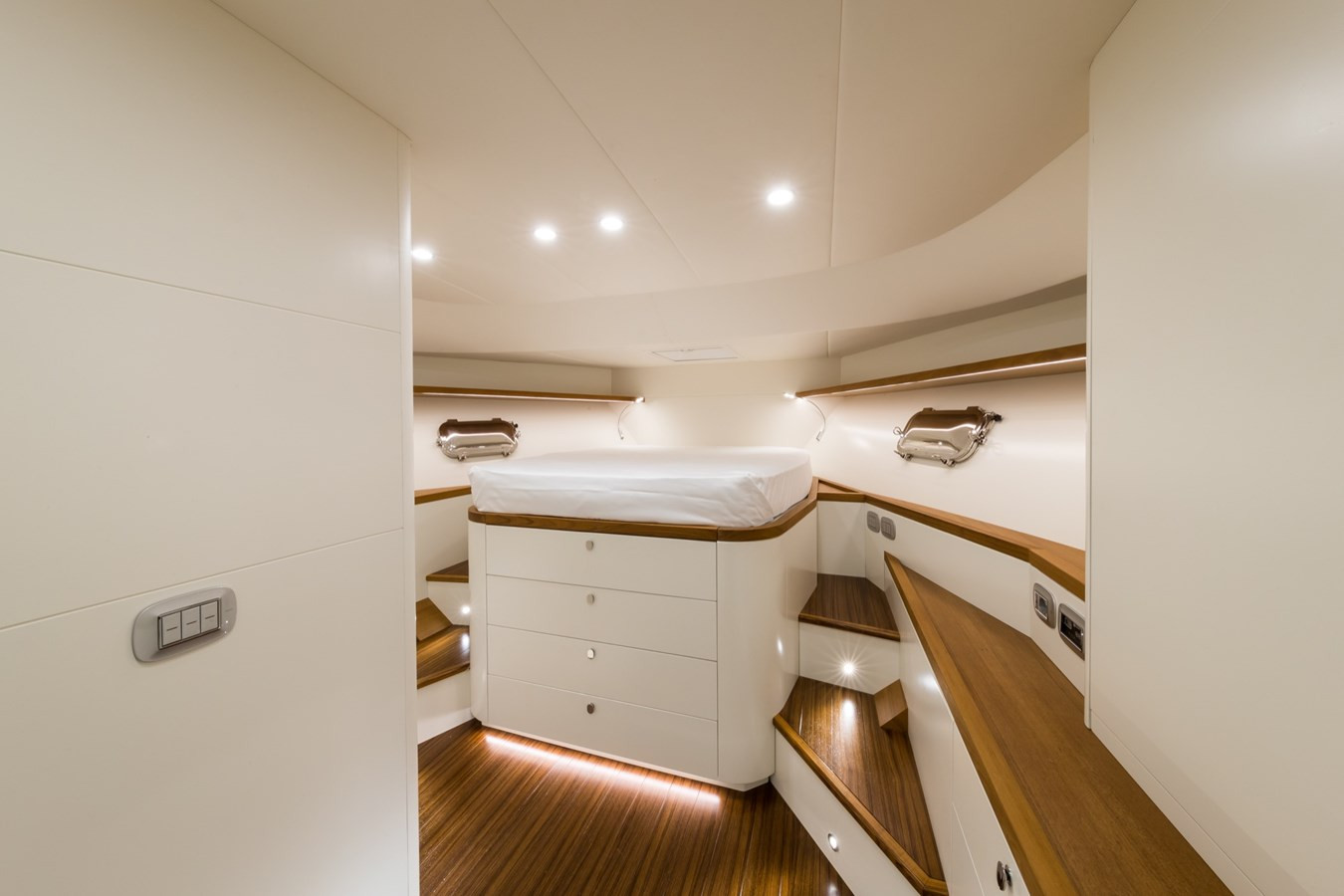https://arconyachts.ams3.digitaloceanspaces.com/134570/conversions/large_4623181-optimize.jpg