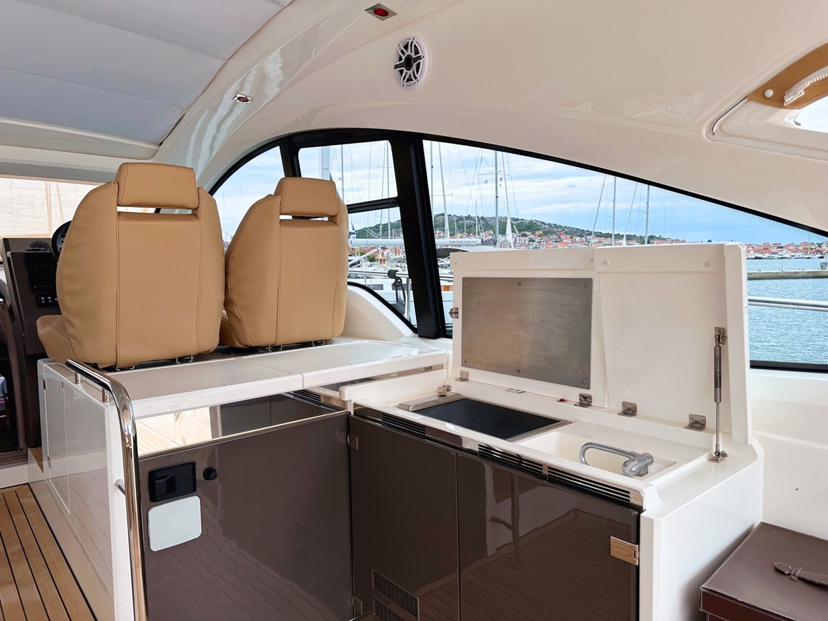 https://arconyachts.ams3.digitaloceanspaces.com/135351/conversions/large_4448074-optimize.jpg