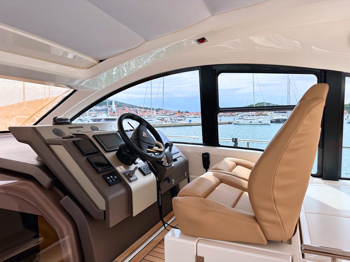 https://arconyachts.ams3.digitaloceanspaces.com/135364/conversions/large_4448078-optimize.jpg