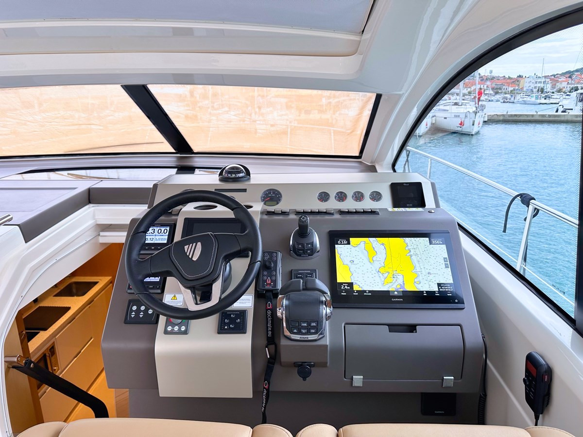 https://arconyachts.ams3.digitaloceanspaces.com/135370/conversions/large_4448080-optimize.jpg