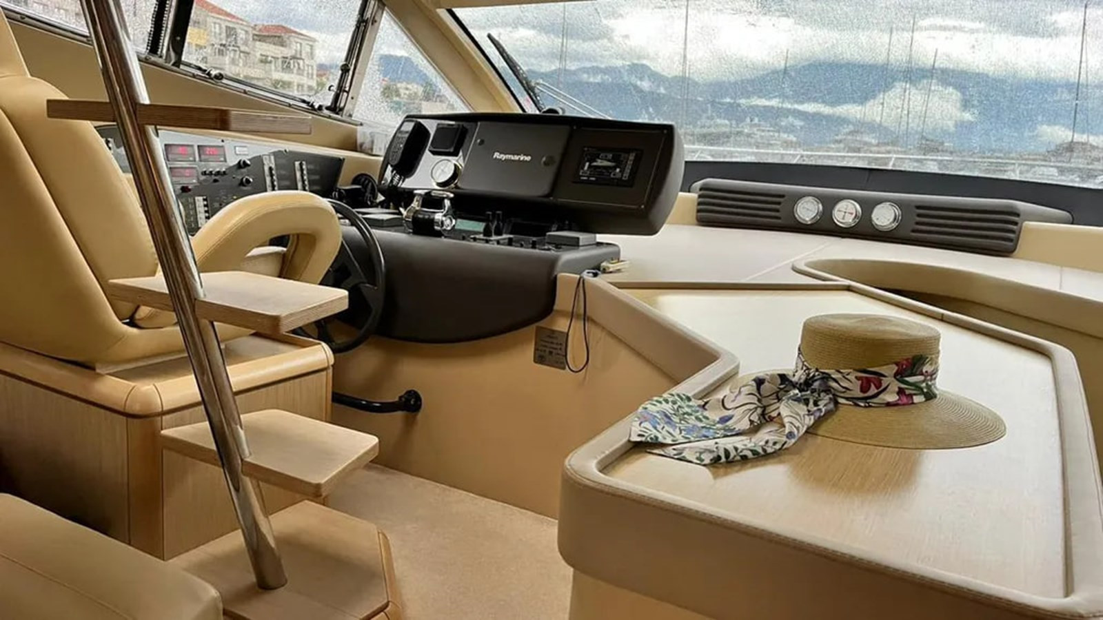 https://arconyachts.ams3.digitaloceanspaces.com/135416/conversions/large_4160769-optimize.jpg