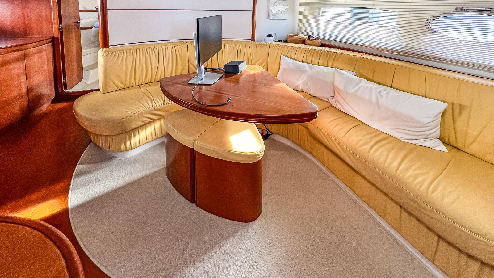 https://arconyachts.ams3.digitaloceanspaces.com/135460/conversions/large_4447529-optimize.jpg