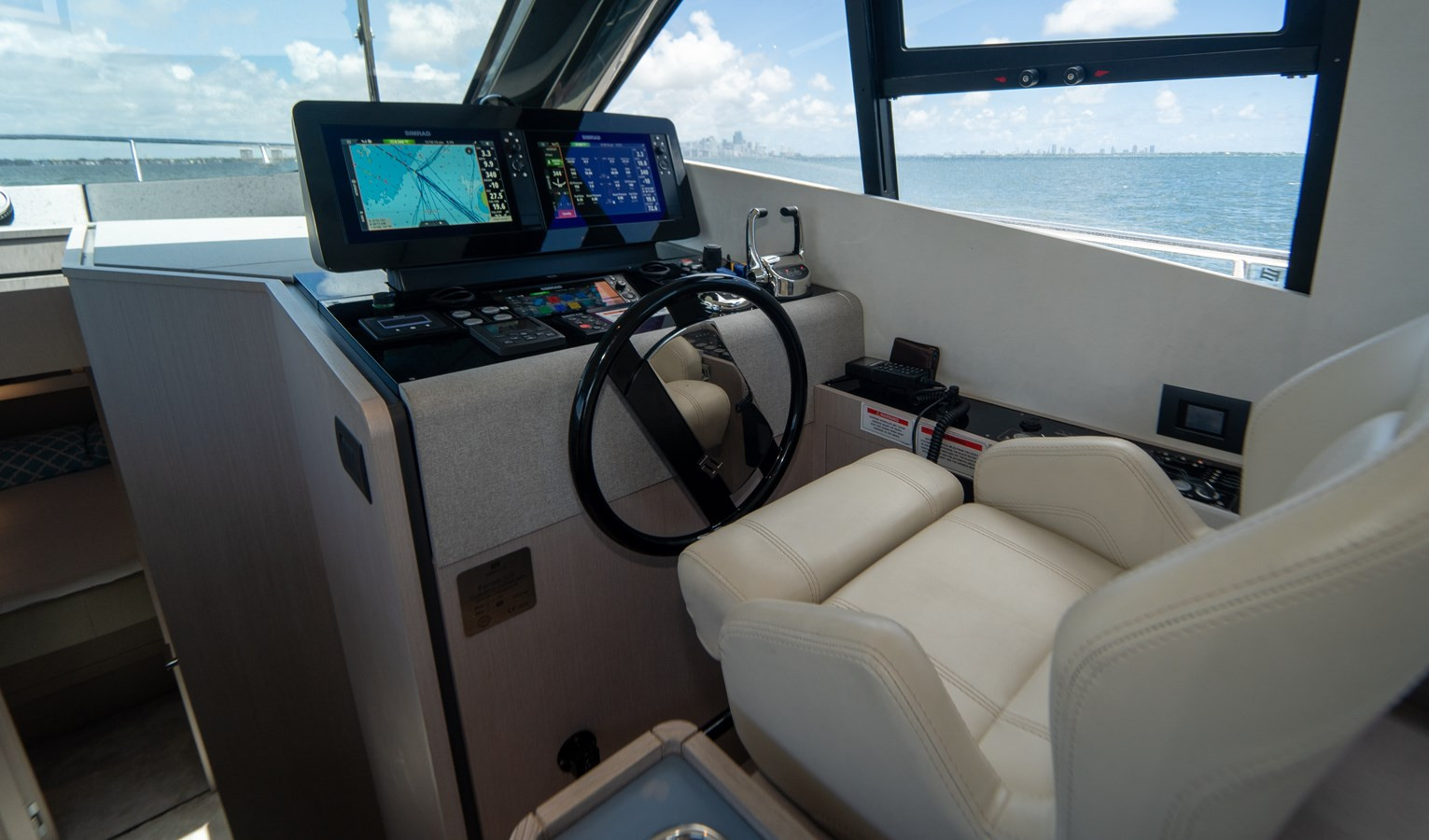 https://arconyachts.ams3.digitaloceanspaces.com/135550/conversions/large_4747000-optimize.jpg