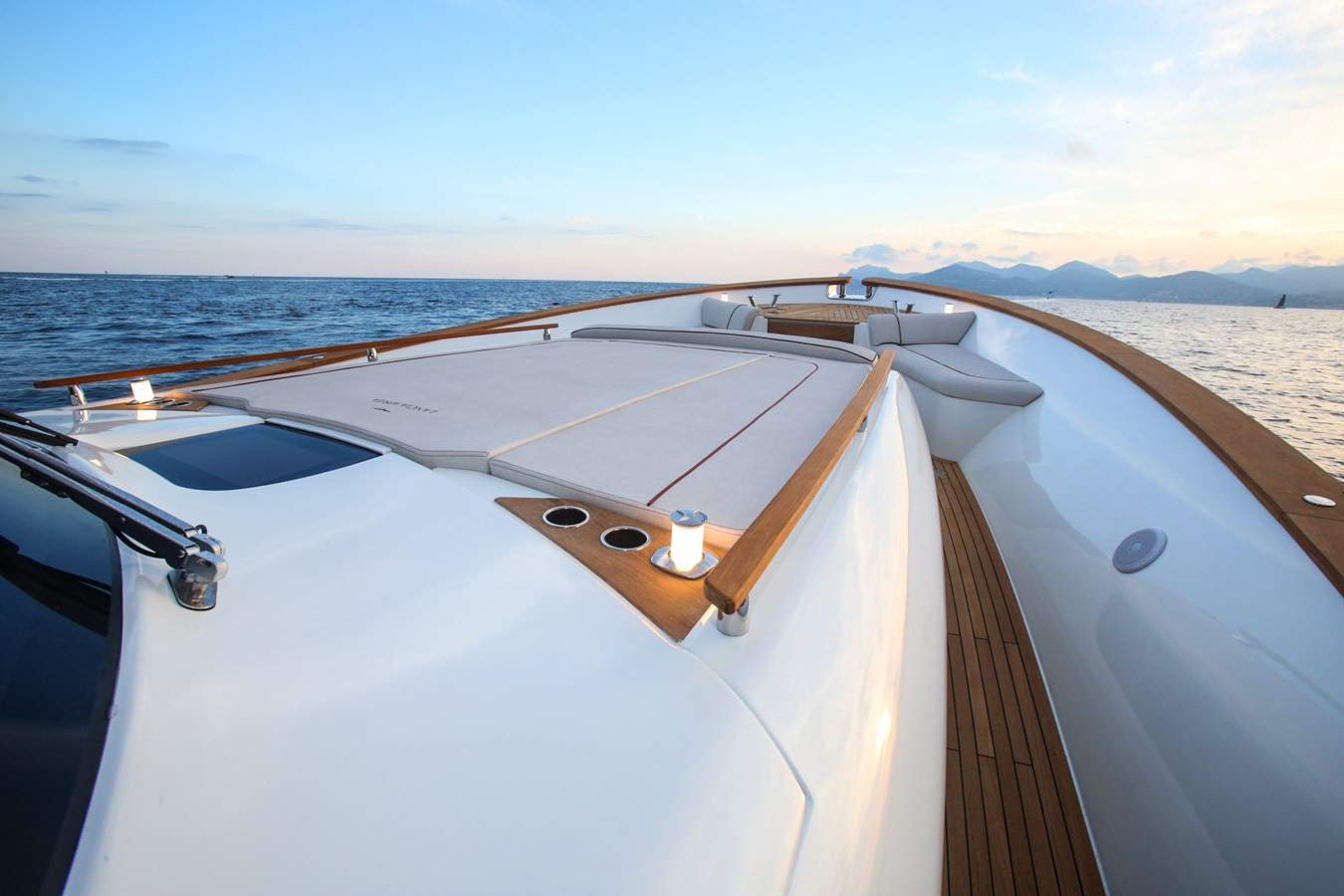 https://arconyachts.ams3.digitaloceanspaces.com/135618/conversions/large_4831278-optimize.jpg