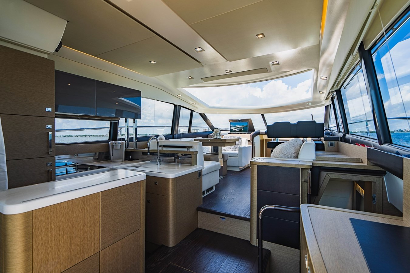 https://arconyachts.ams3.digitaloceanspaces.com/135758/conversions/large_3915135-optimize.jpg