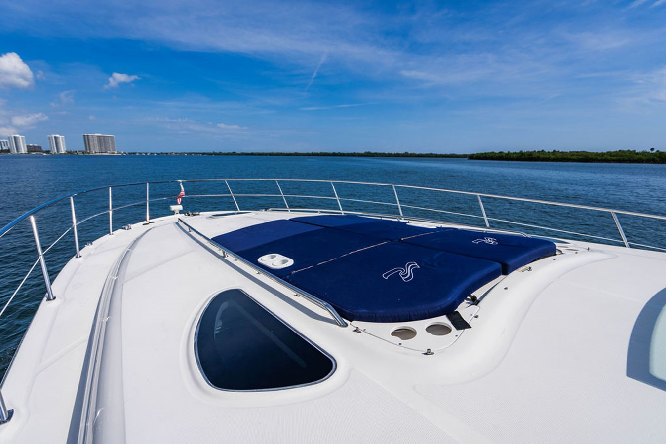 https://arconyachts.ams3.digitaloceanspaces.com/135828/conversions/large_4173519-optimize.jpg